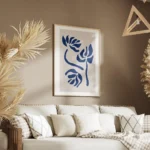 affiche avec des illustrations graphiques de fleurs bleues sur un fond beige cla salon.webp