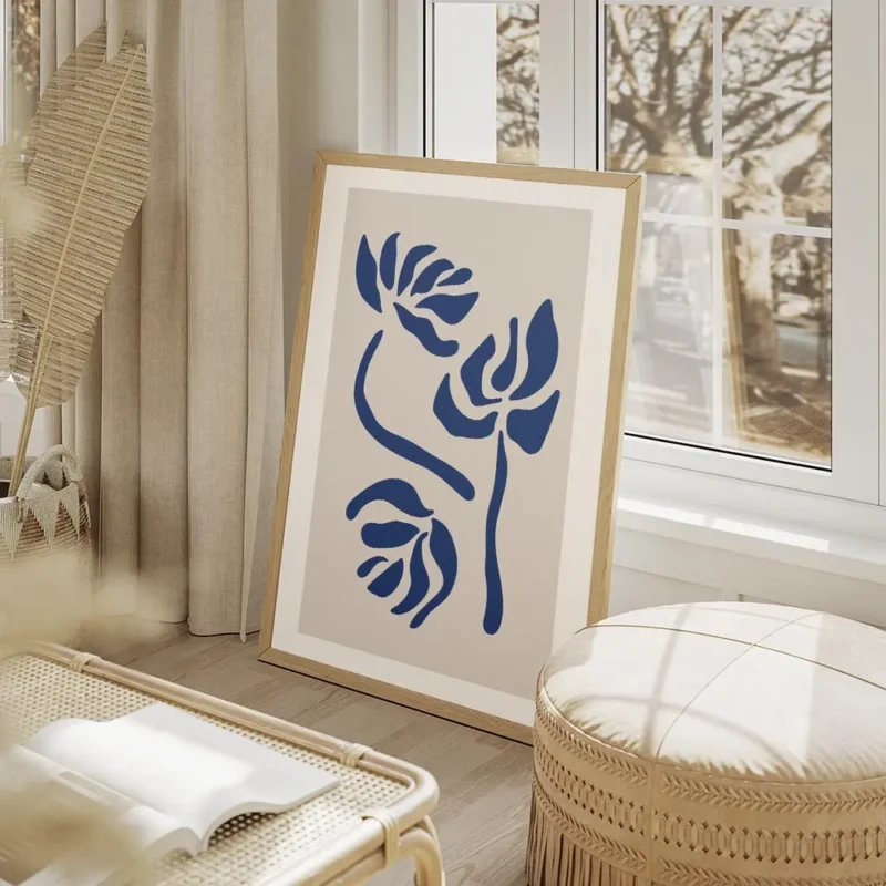 affiche avec des illustrations graphiques de fleurs bleues sur un fond beige cla salon beige.webp