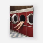 affiche avec des jambes de femme en talons rouges sortant dune machine a laver r.webp