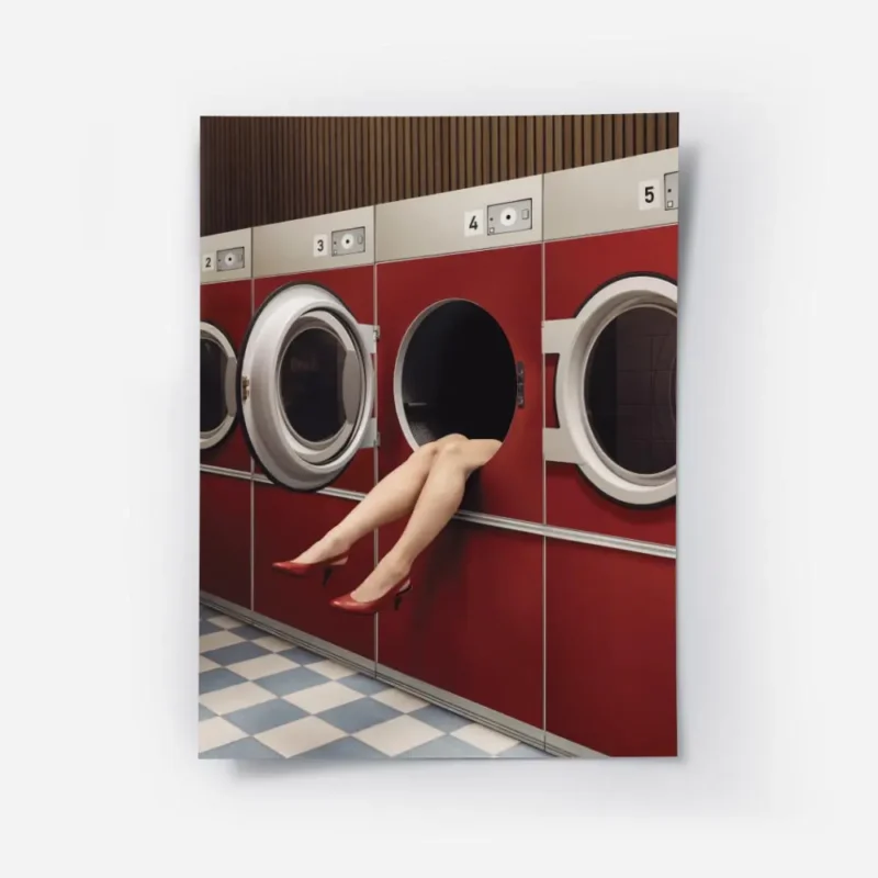 affiche avec des jambes de femme en talons rouges sortant dune machine a laver r.webp