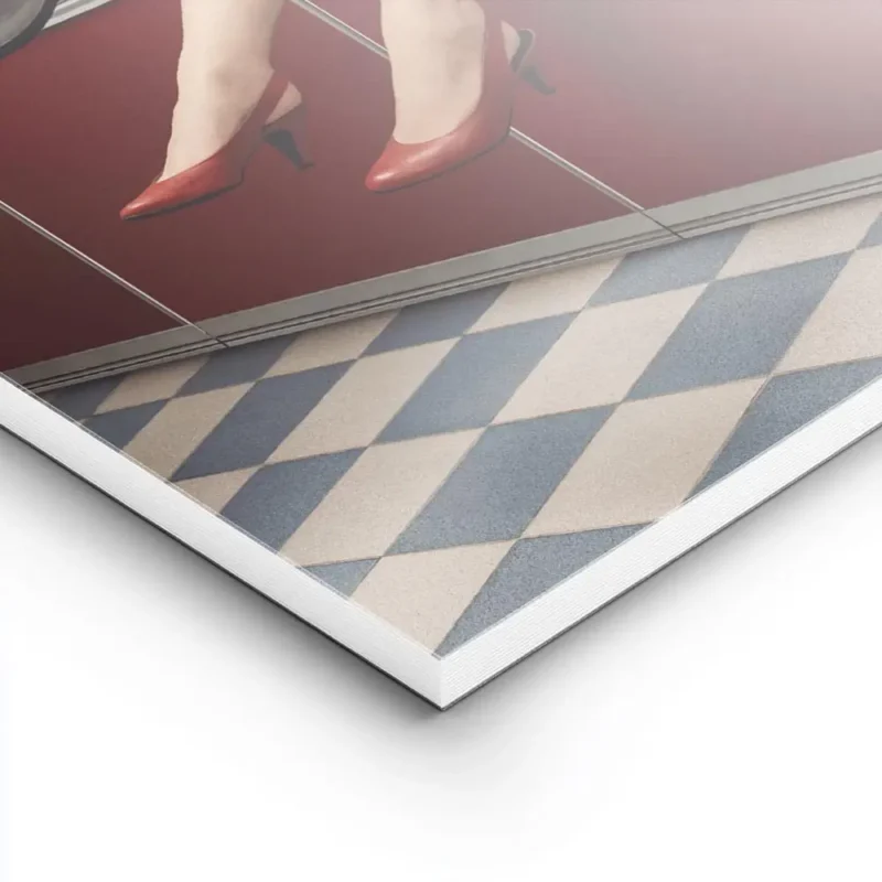 affiche avec des jambes de femme en talons rouges sortant dune machine a laver r lightpanel.webp