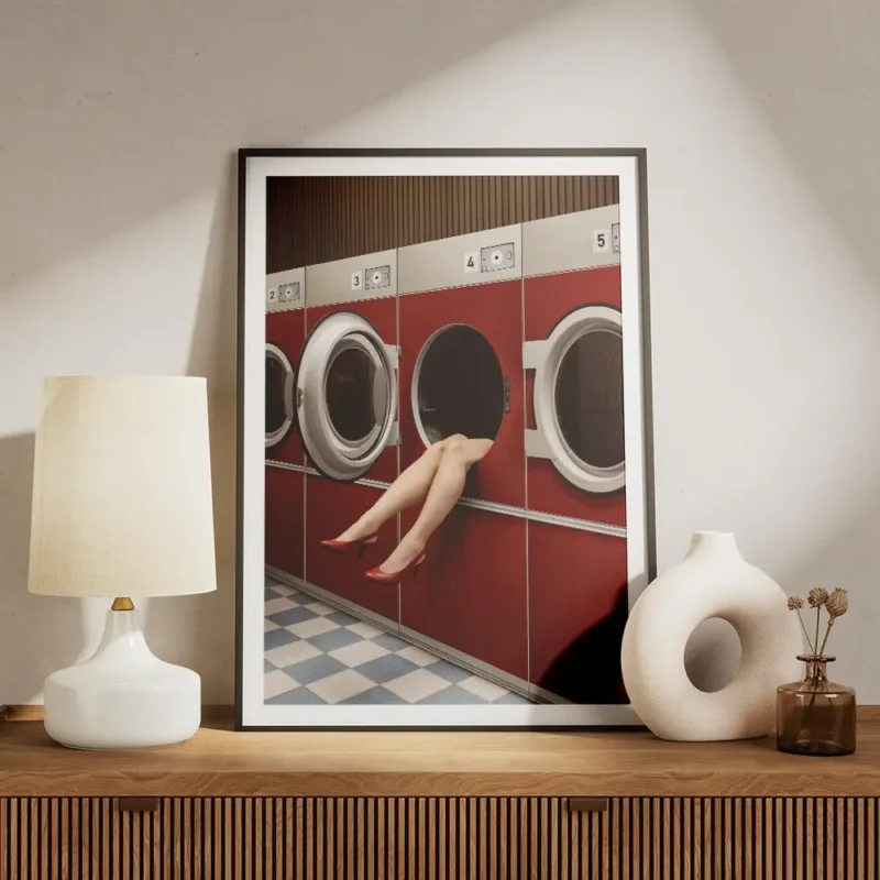 affiche avec des jambes de femme en talons rouges sortant dune machine a laver r meuble.webp