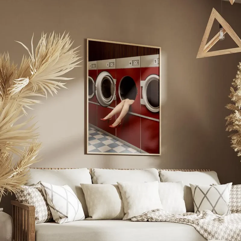 affiche avec des jambes de femme en talons rouges sortant dune machine a laver r salon.webp