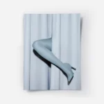 affiche avec des jambes de mannequin bleu clair sortant dun rideau bleu pastel.webp
