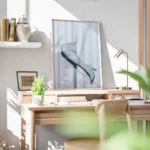 affiche avec des jambes de mannequin bleu clair sortant dun rideau bleu pastel bureau.webp