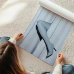 affiche avec des jambes de mannequin bleu clair sortant dun rideau bleu pastel en rouleau.webp