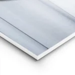 affiche avec des jambes de mannequin bleu clair sortant dun rideau bleu pastel lightpanel.webp