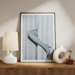 affiche avec des jambes de mannequin bleu clair sortant dun rideau bleu pastel meuble.webp