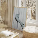 affiche avec des jambes de mannequin bleu clair sortant dun rideau bleu pastel salon beige.webp