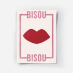 affiche avec des levres rouges et le typographie bisou bisou rose sur fond clair.webp
