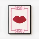affiche avec des levres rouges et le typographie bisou bisou rose sur fond clair avec cadre.webp