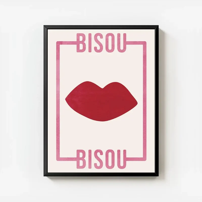affiche avec des levres rouges et le typographie bisou bisou rose sur fond clair avec cadre.webp
