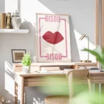 affiche avec des levres rouges et le typographie bisou bisou rose sur fond clair bureau.webp