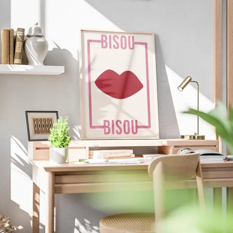 affiche avec des levres rouges et le typographie bisou bisou rose sur fond clair bureau.webp