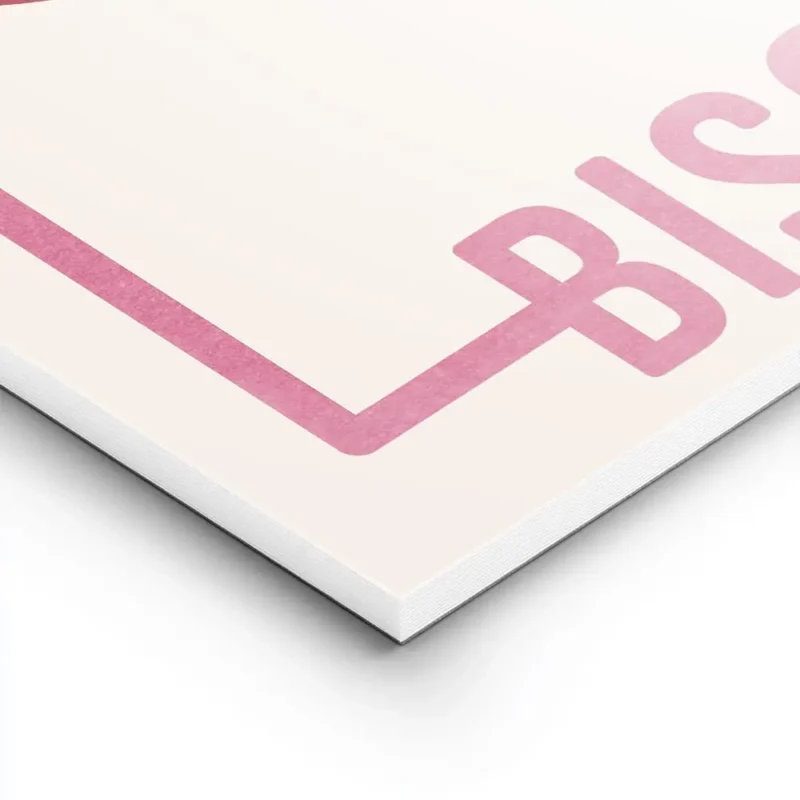 affiche avec des levres rouges et le typographie bisou bisou rose sur fond clair lightpanel.webp