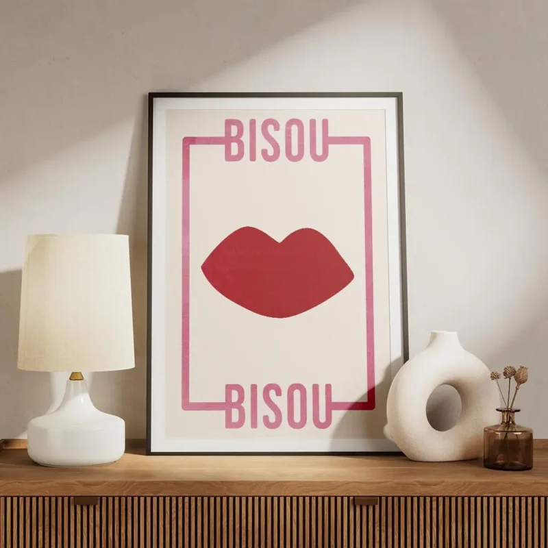affiche avec des levres rouges et le typographie bisou bisou rose sur fond clair meuble.webp