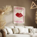 affiche avec des levres rouges et le typographie bisou bisou rose sur fond clair salon.webp