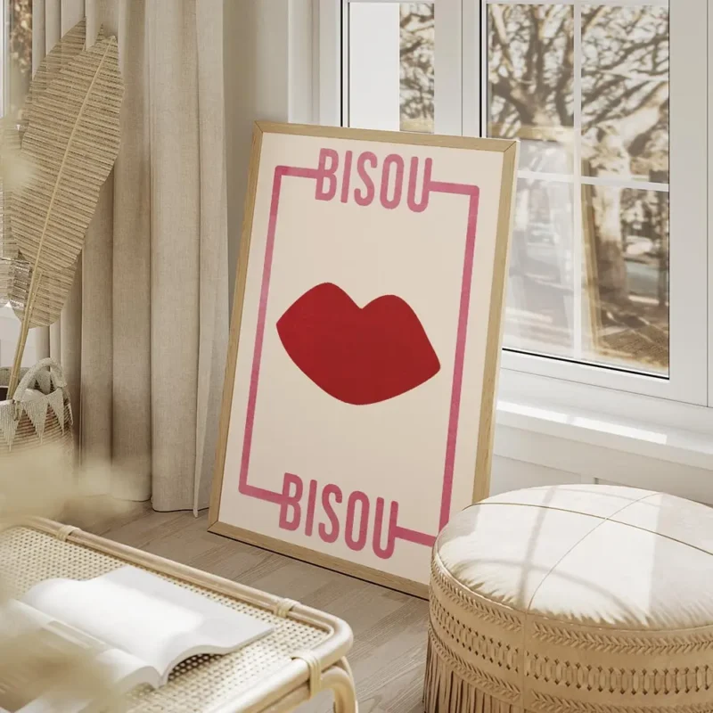 affiche avec des levres rouges et le typographie bisou bisou rose sur fond clair salon beige.webp