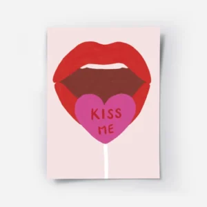 affiche avec des levres rouges ouvertes tenant une sucette rose barbie en forme .webp