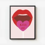 affiche avec des levres rouges ouvertes tenant une sucette rose barbie en forme avec cadre.webp