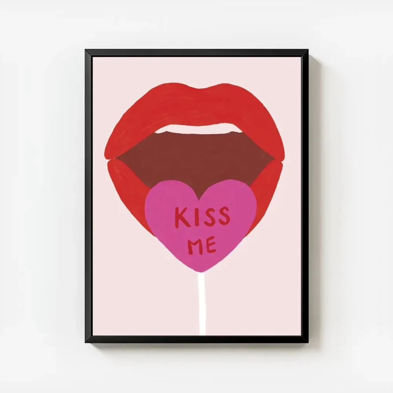 affiche avec des levres rouges ouvertes tenant une sucette rose barbie en forme avec cadre.webp
