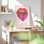 affiche avec des levres rouges ouvertes tenant une sucette rose barbie en forme bureau.webp