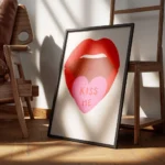 affiche avec des levres rouges ouvertes tenant une sucette rose barbie en forme encadre.webp