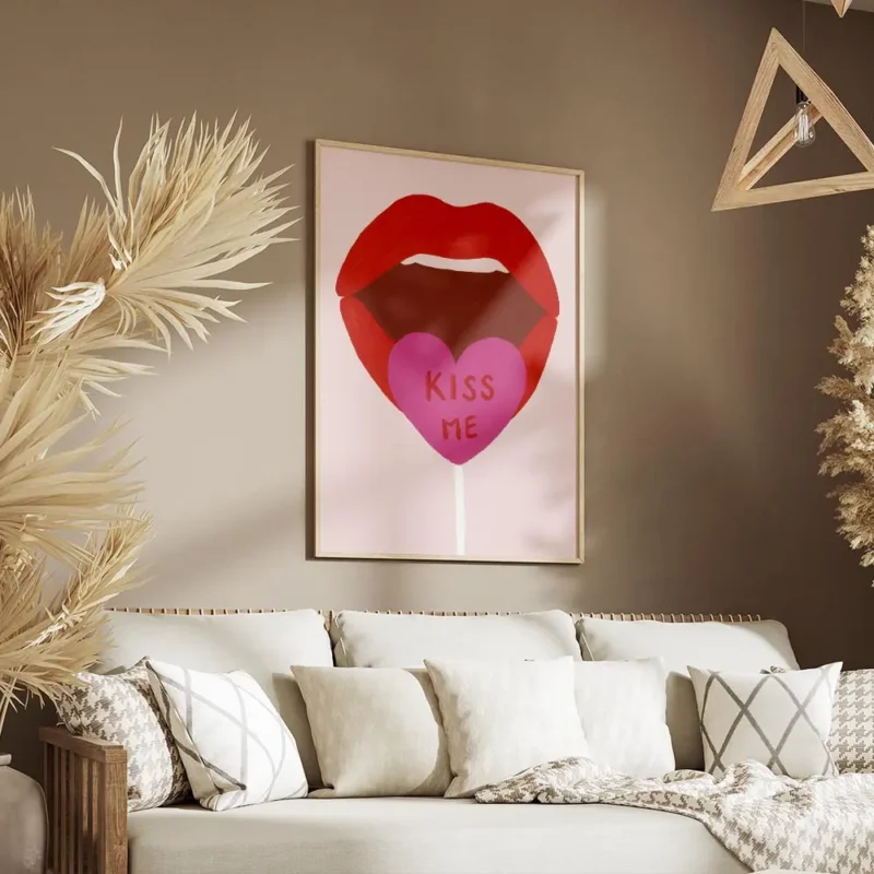 affiche avec des levres rouges ouvertes tenant une sucette rose barbie en forme salon.webp