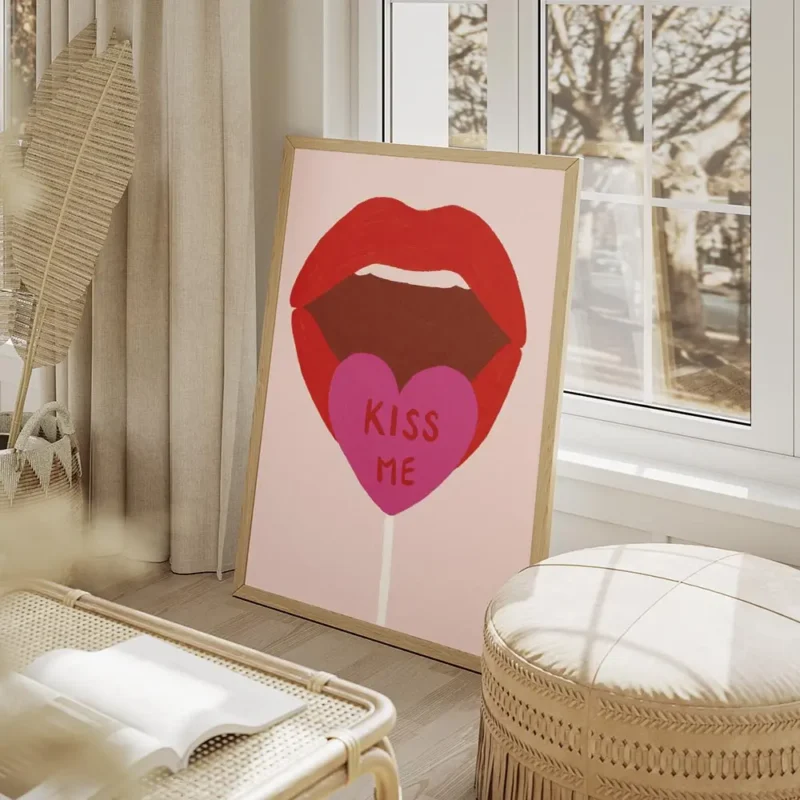 affiche avec des levres rouges ouvertes tenant une sucette rose barbie en forme salon beige.webp