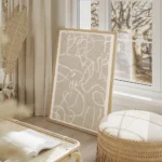 affiche avec des lignes abstraites blanches sur un fond beige a texture textile salon beige.webp