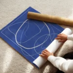 affiche avec des lignes abstraites blanches sur un fond bleu profond enroule.webp