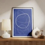 affiche avec des lignes abstraites blanches sur un fond bleu profond meuble.webp