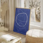 affiche avec des lignes abstraites blanches sur un fond bleu profond salon beige.webp