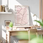 affiche avec des lignes abstraites rouges sur un fond rose clair et beige creant bureau.webp