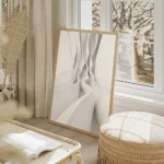 affiche avec des lignes douces et ondulantes en degrade de blanc et gris clair c salon beige.webp