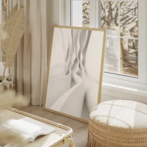 affiche avec des lignes douces et ondulantes en degrade de blanc et gris clair c salon beige.webp