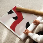 affiche avec des lignes epaisses abstraites rouges roses et noires entrelacees s enroule.webp