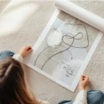 affiche avec des lignes et formes abstraites noires sur fond beige aquarelle ave en rouleau.webp