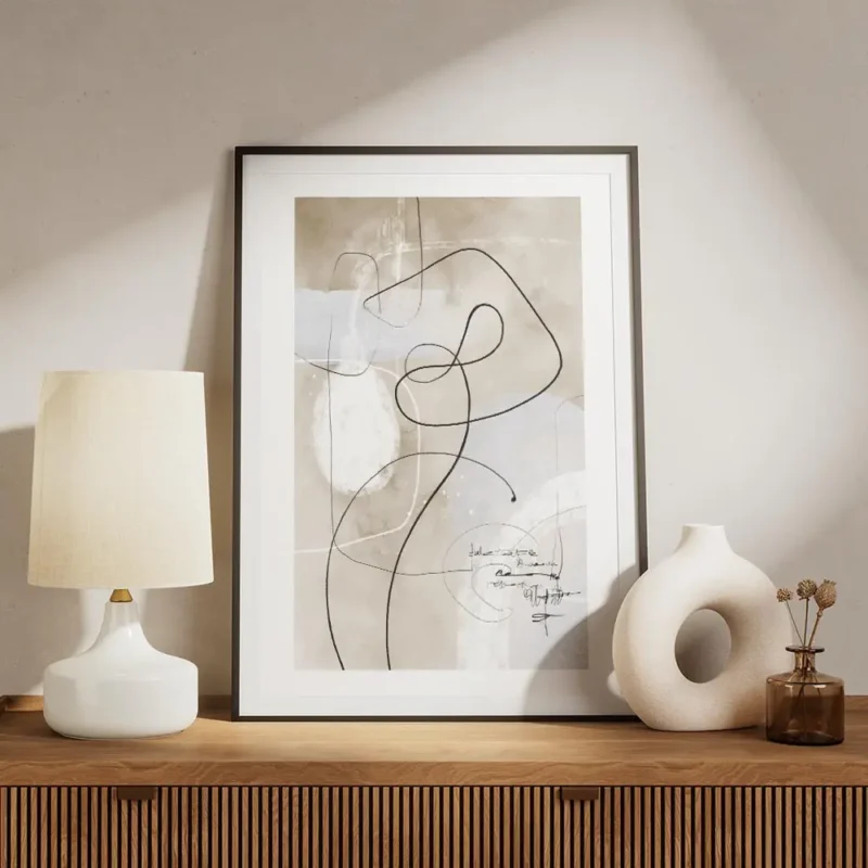 affiche avec des lignes et formes abstraites noires sur fond beige aquarelle ave meuble.webp