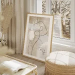 affiche avec des lignes et formes abstraites noires sur fond beige aquarelle ave salon beige.webp