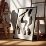 affiche avec des lignes noires epaisses et ondulantes sur un fond beige creant u encadre.webp