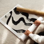 affiche avec des lignes noires epaisses et ondulantes sur un fond beige creant u enroule.webp