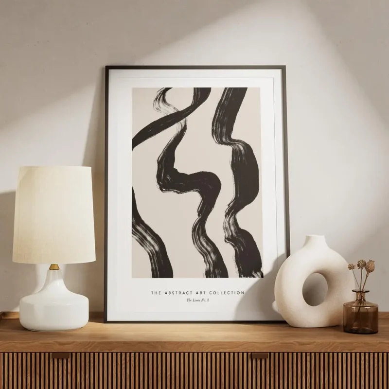 affiche avec des lignes noires epaisses et ondulantes sur un fond beige creant u meuble.webp