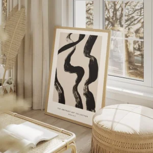 affiche avec des lignes noires epaisses et ondulantes sur un fond beige creant u salon beige.webp