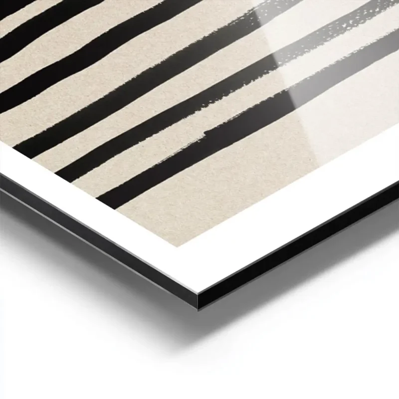 affiche avec des lignes noires formant un rectangle decentre sur un fond beige g aluminium.webp