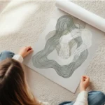 affiche avec des lignes ondulees vertes beiges et blanches formant des motifs ci en rouleau.webp