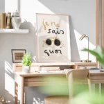 affiche avec des lunettes de soleil noires et marron et le texte je ne sais quoi bureau.webp