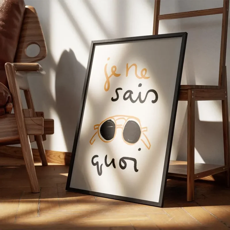 affiche avec des lunettes de soleil noires et marron et le texte je ne sais quoi encadre.webp