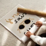 affiche avec des lunettes de soleil noires et marron et le texte je ne sais quoi enroule.webp