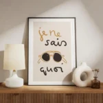 affiche avec des lunettes de soleil noires et marron et le texte je ne sais quoi meuble.webp